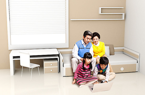 PSD 편집 편집이미지 라이프스타일 응시 여자 할아버지 노년 남자 할머니 초등학생 어린이 거실 인터넷 의자 창문 가족 손자 손녀 대가족 정보기술 미소 웃음 사람 앉기 동양인 소녀 소년 여러명 성인 노트북 전자제품 인테리어 컴퓨터 한국인 웹서핑 블라인드 60대 책상 검색 이미지편집 학생 디자인 시선 가구 다수 관계 모션 기술 표정 인종 생활 커튼 손주 파일형식