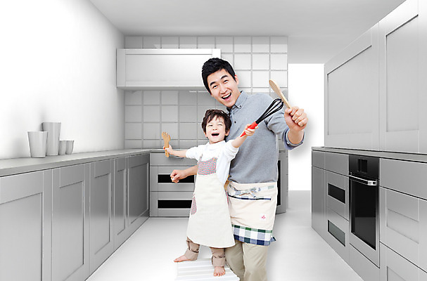 PSD 편집 편집이미지 라이프스타일 남자 아들 어린이 가사 주방용품 요리 서기 미소 웃음 들기 사람 동양인 손짓 소년 성인 두명 30대 인테리어 청춘 주방 앞치마 유치원생 한국인 아빠 즐거움 싱크대 준비 서랍장 거품기 주걱 샐러드스푼 샐러드포크 남자만 이미지편집 디자인 감정 가구 생활용품 포크 컨셉 가족 모션 표정 인종 생활 장년 숟가락 개수대 파일형식