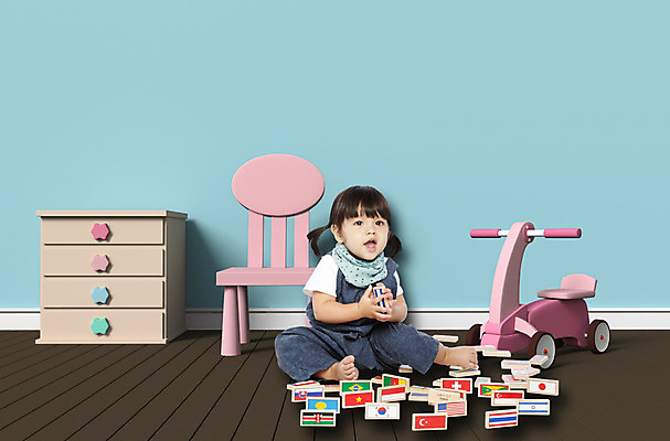 PSD 외국인 편집 편집이미지 라이프스타일 여자 어린이라이프 거실 놀이 양갈래머리 한명 미소 들기 사람 앉기 손짓 인테리어 장난감 블록 방 아기 국기 서랍장 여자만 여자한명만 아기만 여자아기만 여자아기한명만 이미지편집 1 헤어스타일 디자인 어린이 가구 모션 표정 인종 생활 파일형식