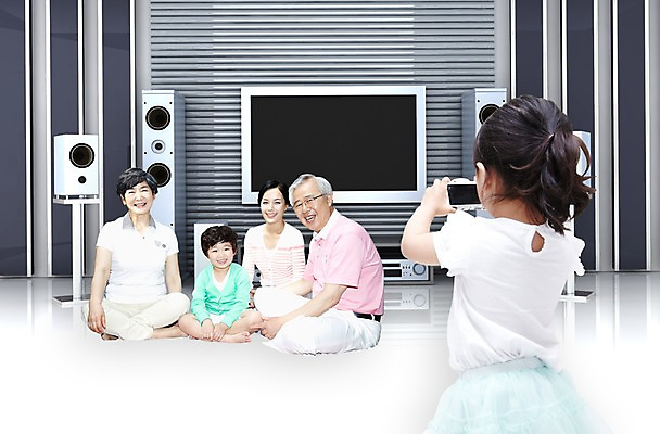 PSD 편집 편집이미지 여자 할아버지 노년 남자 할머니 어린이 거실 가족 엄마 손자 손녀 대가족 서기 미소 웃음 사람 앉기 동양인 손짓 소녀 소년 여러명 성인 앞모습 뒷모습 30대 전자제품 인테리어 카메라 사진촬영 텔레비전 한국인 디지털카메라 60대 동생 오빠 찍기 홈시어터 이미지편집 디자인 뷰포인트 다수 관계 모션 표정 인종 장년 촬영 장비 손주 파일형식