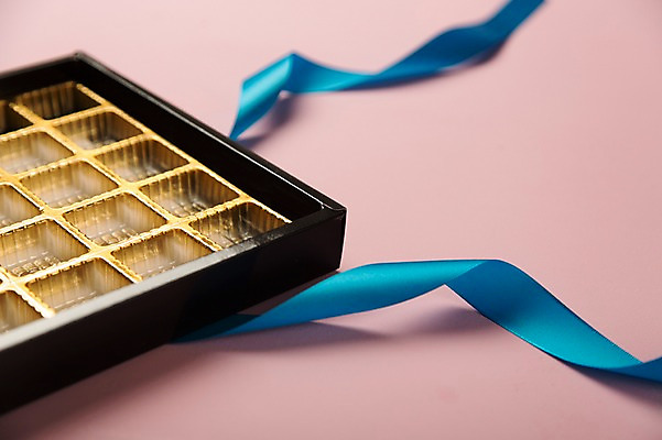 포토 JPG 스튜디오촬영 리본 백그라운드 포장 실내 선물포장 선물 틀 근접촬영 사람없음 아웃포커스 장식 선물상자 상자 끈 오브젝트 국내포토 뷰포인트 촬영기법 내부 파일형식