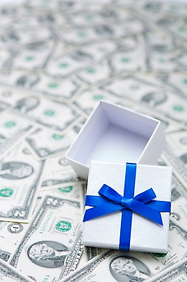 포토 JPG 스튜디오촬영 리본 백그라운드 지폐 돈 포장 실내 선물포장 선물 근접촬영 사람없음 아웃포커스 장식 금융 경제 선물상자 상자 쌓기 달러 끈 오브젝트 국내포토 뷰포인트 모션 촬영기법 내부 재산 파일형식