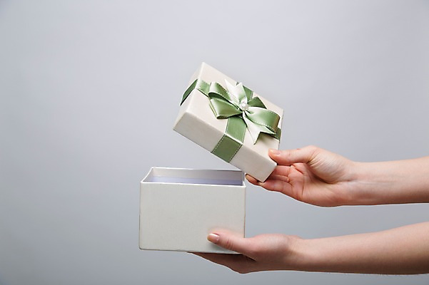 포토 JPG 스튜디오촬영 손 리본 백그라운드 포장 실내 선물포장 선물 한명 들기 근접촬영 신체부위 장식 선물상자 상자 양손 끈 오브젝트 국내포토 1 뷰포인트 모션 사람 내부 파일형식