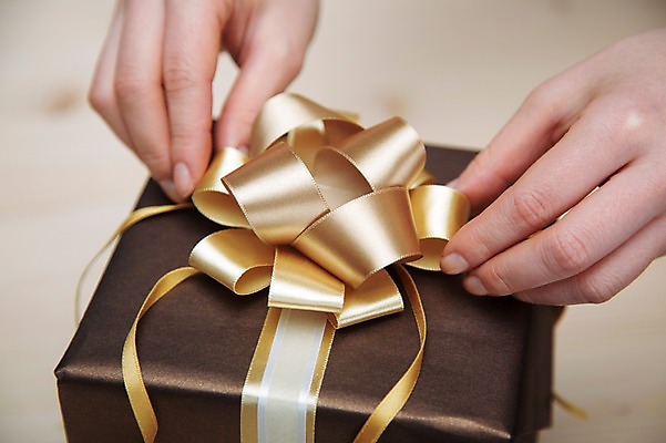 포토 JPG 스튜디오촬영 손 리본 백그라운드 포장 실내 선물포장 선물 한명 근접촬영 아웃포커스 신체부위 장식 선물상자 상자 양손 끈 오브젝트 국내포토 1 뷰포인트 촬영기법 사람 내부 파일형식