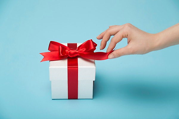 포토 JPG 스튜디오촬영 손 리본 백그라운드 포장 한손 실내 선물포장 선물 한명 근접촬영 신체부위 장식 선물상자 상자 잡기 끈 오브젝트 국내포토 1 뷰포인트 모션 사람 내부 파일형식