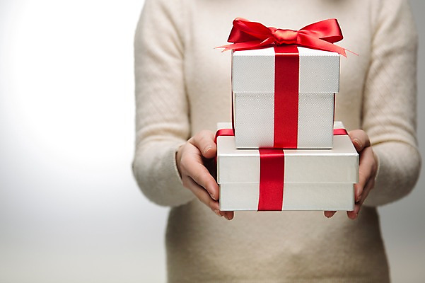 포토 JPG 스튜디오촬영 리본 백그라운드 포장 실내 선물포장 선물 한명 들기 근접촬영 상반신 아웃포커스 신체부위 장식 선물상자 상자 끈 오브젝트 국내포토 1 뷰포인트 모션 촬영기법 사람 내부 파일형식