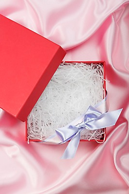 포토 JPG 스튜디오촬영 리본 백그라운드 포장 실내 선물포장 선물 근접촬영 사람없음 아웃포커스 장식 선물상자 상자 끈 실크 천 오브젝트 국내포토 뷰포인트 촬영기법 내부 직물 파일형식