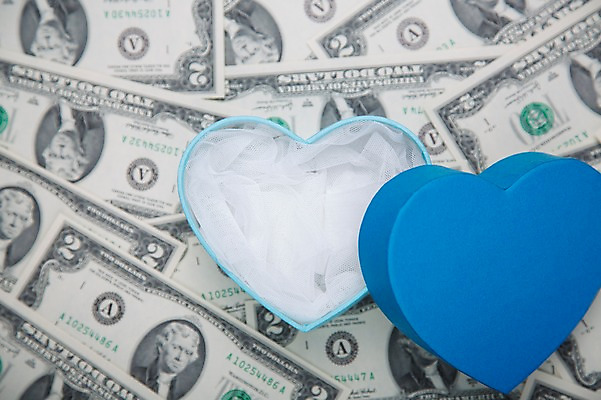 포토 JPG 스튜디오촬영 백그라운드 지폐 돈 포장 실내 선물포장 선물 근접촬영 사람없음 아웃포커스 장식 금융 경제 선물상자 상자 쌓기 달러 오브젝트 국내포토 뷰포인트 모션 촬영기법 내부 재산 파일형식