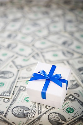 포토 JPG 스튜디오촬영 리본 백그라운드 지폐 돈 포장 실내 선물포장 선물 근접촬영 사람없음 아웃포커스 장식 금융 경제 선물상자 상자 쌓기 달러 끈 오브젝트 국내포토 뷰포인트 모션 촬영기법 내부 재산 파일형식