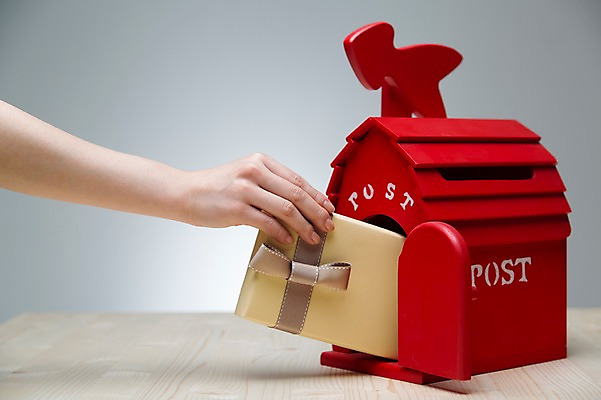 포토 JPG 스튜디오촬영 손 리본 백그라운드 포장 탁자 한손 실내 선물포장 선물 한명 들기 근접촬영 신체부위 장식 선물상자 상자 우체통 끈 우편물 오브젝트 국내포토 1 뷰포인트 가구 모션 사람 내부 파일형식