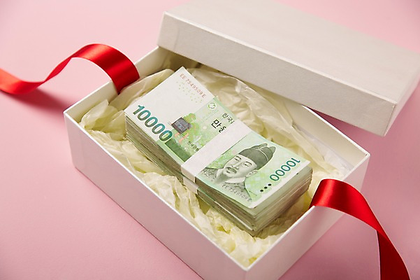 포토 JPG 스튜디오촬영 리본 백그라운드 지폐 돈 포장 실내 선물포장 선물 근접촬영 사람없음 아웃포커스 장식 금융 경제 선물상자 상자 끈 만원 돈다발 다발 오브젝트 국내포토 뷰포인트 촬영기법 내부 재산 파일형식