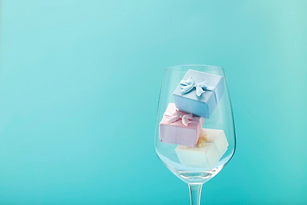 포토 JPG 스튜디오촬영 리본 백그라운드 와인잔 포장 잔 실내 선물포장 선물 근접촬영 사람없음 아웃포커스 장식 컵 선물상자 상자 끈 오브젝트 국내포토 식기 뷰포인트 술잔 촬영기법 내부 파일형식