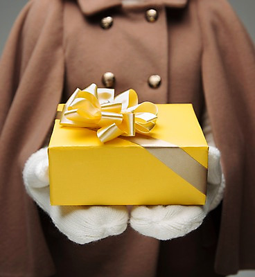 포토 JPG 스튜디오촬영 여자 리본 장갑 백그라운드 포장 실내 선물포장 선물 한명 들기 근접촬영 상반신 아웃포커스 신체부위 장식 선물상자 상자 코트 양손 끈 오브젝트 국내포토 1 손 잡화 뷰포인트 모션 촬영기법 사람 내부 외투 파일형식
