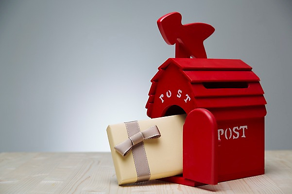 포토 JPG 스튜디오촬영 리본 백그라운드 포장 탁자 실내 선물포장 선물 근접촬영 사람없음 장식 선물상자 상자 우체통 끈 우편물 오브젝트 국내포토 뷰포인트 가구 내부 파일형식