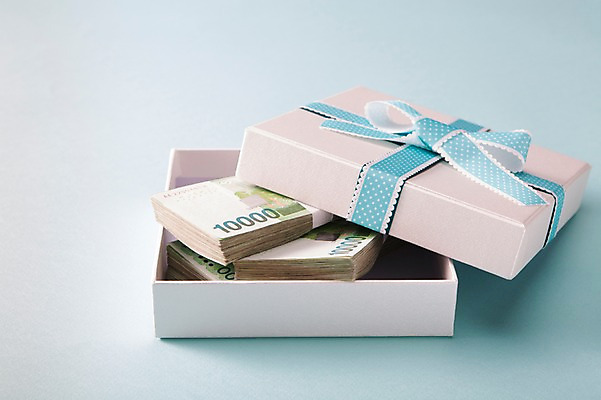 포토 JPG 스튜디오촬영 리본 백그라운드 지폐 돈 포장 실내 선물포장 선물 근접촬영 사람없음 아웃포커스 장식 금융 경제 선물상자 상자 끈 만원 돈다발 다발 오브젝트 국내포토 뷰포인트 촬영기법 내부 재산 파일형식