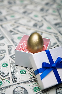 포토 JPG 스튜디오촬영 리본 백그라운드 지폐 돈 포장 실내 선물포장 선물 근접촬영 사람없음 아웃포커스 장식 금융 경제 선물상자 상자 쌓기 달러 계란 알 끈 황금 오브젝트 황금알 국내포토 뷰포인트 모션 촬영기법 내부 재산 파일형식