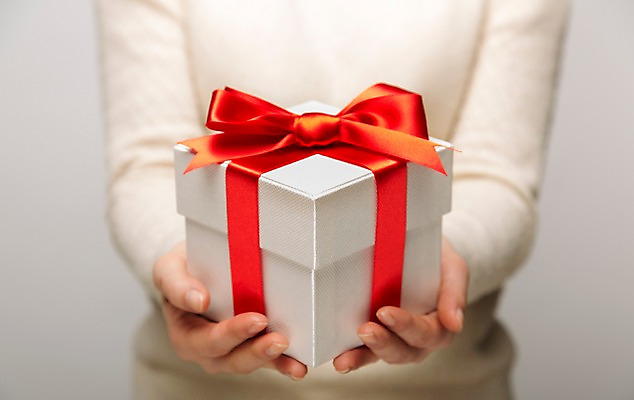 포토 JPG 스튜디오촬영 여자 리본 배경화면 백그라운드 포장 실내 선물포장 선물 한명 들기 근접촬영 상반신 아웃포커스 신체부위 장식 선물상자 상자 양손 끈 오브젝트 국내포토 1 손 뷰포인트 모션 촬영기법 사람 내부 파일형식