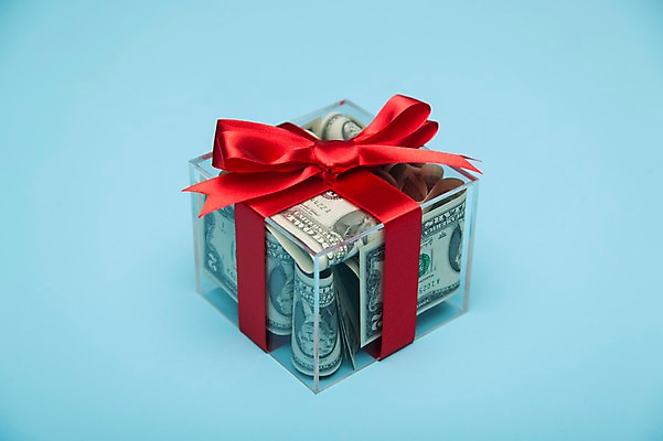 포토 JPG 스튜디오촬영 리본 백그라운드 지폐 돈 포장 실내 선물포장 선물 근접촬영 사람없음 아웃포커스 장식 금융 경제 선물상자 상자 달러 끈 오브젝트 국내포토 뷰포인트 촬영기법 내부 재산 파일형식