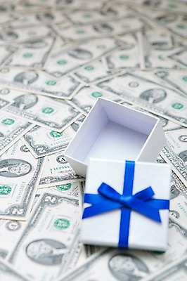 포토 JPG 스튜디오촬영 리본 백그라운드 지폐 돈 포장 실내 선물포장 선물 근접촬영 사람없음 아웃포커스 장식 금융 경제 선물상자 상자 쌓기 달러 끈 오브젝트 국내포토 뷰포인트 모션 촬영기법 내부 재산 파일형식