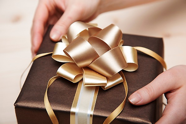 포토 JPG 스튜디오촬영 손 리본 백그라운드 포장 실내 선물포장 선물 한명 들기 근접촬영 아웃포커스 신체부위 장식 선물상자 상자 양손 끈 오브젝트 국내포토 1 뷰포인트 모션 촬영기법 사람 내부 파일형식