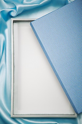 포토 JPG 스튜디오촬영 백그라운드 포장 실내 선물포장 선물 근접촬영 사람없음 아웃포커스 장식 선물상자 상자 실크 천 오브젝트 국내포토 뷰포인트 촬영기법 내부 직물 파일형식