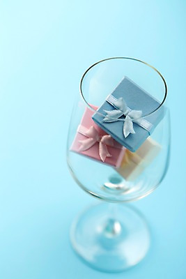 포토 JPG 스튜디오촬영 리본 백그라운드 와인잔 포장 잔 실내 선물포장 선물 근접촬영 사람없음 아웃포커스 장식 컵 선물상자 상자 끈 오브젝트 국내포토 식기 뷰포인트 술잔 촬영기법 내부 파일형식