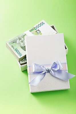 포토 JPG 스튜디오촬영 리본 백그라운드 지폐 돈 포장 실내 선물포장 선물 근접촬영 사람없음 아웃포커스 장식 금융 경제 선물상자 상자 끈 만원 돈다발 다발 오브젝트 국내포토 뷰포인트 촬영기법 내부 재산 파일형식