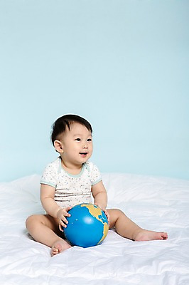포토 JPG 스튜디오촬영 전신 응시 어린이교육 교육 남자 어린이라이프 실내 한명 사람 앉기 동양인 앞모습 지구본 이불 한국인 아기 파란배경 남자만 남자한명만 아기만 남자아기만 남자아기한명만 국내포토 1 라이프스타일 시선 어린이 뷰포인트 백그라운드 침구 모션 인종 내부 파란색 파일형식