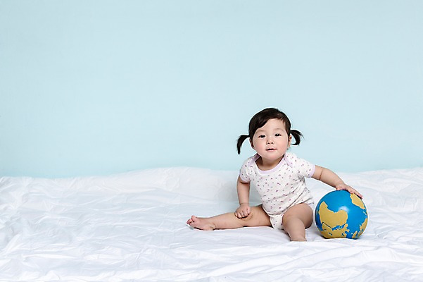 포토 JPG 스튜디오촬영 전신 여자 어린이교육 교육 어린이라이프 실내 한명 들기 사람 앉기 동양인 앞모습 지구본 이불 한국인 아기 파란배경 여자만 여자한명만 아기만 여자아기만 여자아기한명만 국내포토 1 라이프스타일 어린이 뷰포인트 백그라운드 침구 모션 인종 내부 파란색 파일형식