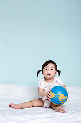 포토 JPG 스튜디오촬영 전신 여자 어린이교육 교육 어린이라이프 실내 한명 들기 사람 앉기 동양인 앞모습 지구본 이불 한국인 아기 파란배경 여자만 여자한명만 아기만 여자아기만 여자아기한명만 국내포토 1 라이프스타일 어린이 뷰포인트 백그라운드 침구 모션 인종 내부 파란색 파일형식