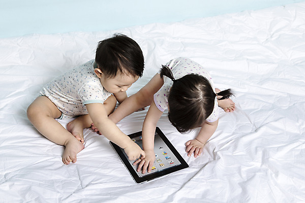 포토 JPG 스튜디오촬영 전신 응시 여자 어린이교육 교육 남자 어린이라이프 실내 사람 앉기 동양인 두명 태블릿 지구본 이불 터치 한국인 아기 웹서핑 호기심 아기만 국내포토 라이프스타일 시선 감정 어린이 컨셉 침구 모션 인종 내부 전자제품 스마트기기 파일형식