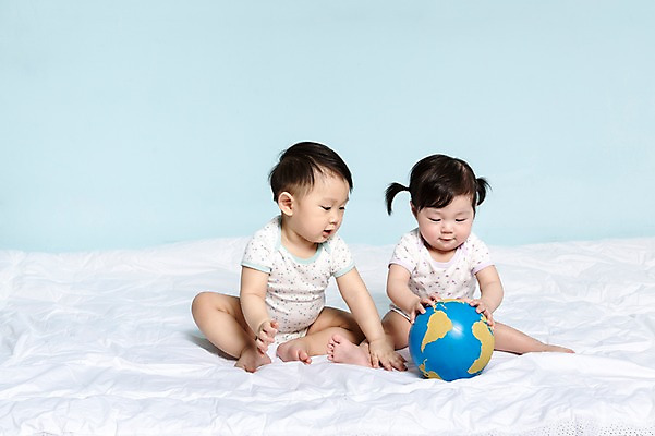 포토 JPG 스튜디오촬영 전신 여자 어린이교육 교육 남자 어린이라이프 실내 사람 앉기 동양인 두명 앞모습 지구본 이불 한국인 아기 파란배경 아기만 국내포토 라이프스타일 어린이 뷰포인트 백그라운드 침구 모션 인종 내부 파란색 파일형식