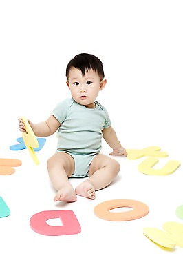 포토 JPG 스튜디오촬영 전신 문자 알파벳 영어 어린이교육 교육 남자 어린이라이프 놀이 실내 영어교육 한명 들기 누끼 사람 앉기 동양인 앞모습 장난감 놀이용품 블록 한국인 아기 글자교육 조기교육 남자만 남자한명만 아기만 남자아기만 남자아기한명만 국내포토 1 라이프스타일 어린이 뷰포인트 모션 인종 내부 오브젝트 파일형식