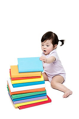 포토 JPG 스튜디오촬영 전신 여자 어린이교육 교육 어린이라이프 실내 한명 누끼 사람 앉기 동양인 옆모습 책 독서 쌓기 한국인 아기 여자만 여자한명만 아기만 여자아기만 여자아기한명만 국내포토 1 라이프스타일 어린이 뷰포인트 모션 인종 내부 파일형식