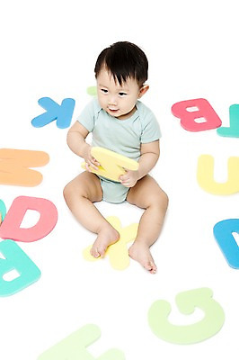 포토 JPG 스튜디오촬영 전신 문자 알파벳 영어 어린이교육 교육 남자 어린이라이프 놀이 실내 영어교육 한명 누끼 사람 앉기 동양인 앞모습 장난감 놀이용품 블록 한국인 아기 호기심 글자교육 조기교육 남자만 남자한명만 아기만 남자아기만 남자아기한명만 국내포토 1 라이프스타일 감정 어린이 뷰포인트 컨셉 모션 인종 내부 오브젝트 파일형식