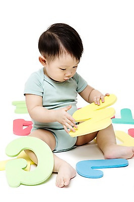 포토 JPG 스튜디오촬영 전신 문자 알파벳 영어 응시 어린이교육 교육 남자 어린이라이프 놀이 실내 영어교육 한명 들기 누끼 사람 앉기 동양인 앞모습 장난감 놀이용품 블록 한국인 아기 호기심 글자교육 조기교육 남자만 남자한명만 아기만 남자아기만 남자아기한명만 국내포토 1 라이프스타일 시선 감정 어린이 뷰포인트 컨셉 모션 인종 내부 오브젝트 파일형식