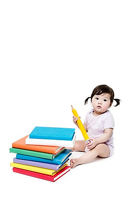 포토 JPG 스튜디오촬영 전신 여자 어린이교육 교육 어린이라이프 실내 한명 들기 누끼 사람 앉기 동양인 옆모습 책 연필 쌓기 한국인 아기 여자만 여자한명만 아기만 여자아기만 여자아기한명만 국내포토 1 라이프스타일 어린이 뷰포인트 모션 학용품 인종 내부 필기구 파일형식