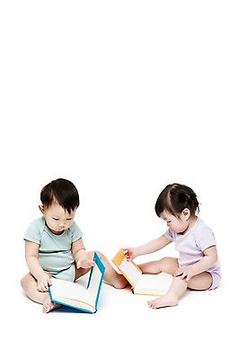 포토 JPG 스튜디오촬영 전신 응시 여자 어린이교육 교육 남자 어린이라이프 실내 누끼 사람 앉기 동양인 두명 책 독서 한국인 아기 호기심 아기만 국내포토 라이프스타일 시선 감정 어린이 컨셉 모션 인종 내부 파일형식