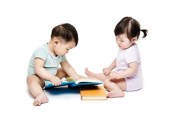 포토 JPG 스튜디오촬영 전신 응시 여자 어린이교육 교육 남자 어린이라이프 실내 누끼 사람 앉기 동양인 두명 옆모습 책 독서 한국인 아기 호기심 아기만 국내포토 라이프스타일 시선 감정 어린이 뷰포인트 컨셉 모션 인종 내부 파일형식