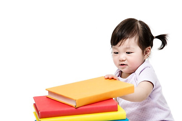 포토 JPG 스튜디오촬영 여자 어린이교육 교육 어린이라이프 실내 한명 누끼 사람 동양인 상반신 옆모습 책 독서 쌓기 한국인 아기 여자만 여자한명만 아기만 여자아기만 여자아기한명만 국내포토 1 라이프스타일 어린이 뷰포인트 모션 인종 내부 파일형식