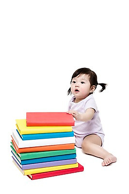 포토 JPG 스튜디오촬영 전신 응시 여자 어린이교육 교육 어린이라이프 실내 한명 누끼 사람 앉기 동양인 옆모습 책 독서 쌓기 한국인 아기 여자만 여자한명만 아기만 여자아기만 여자아기한명만 국내포토 1 라이프스타일 시선 어린이 뷰포인트 모션 인종 내부 파일형식