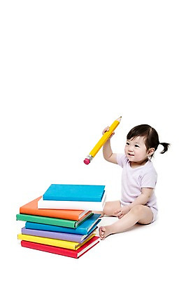 포토 JPG 스튜디오촬영 전신 응시 여자 어린이교육 교육 어린이라이프 실내 한명 미소 웃음 들기 누끼 사람 앉기 동양인 옆모습 책 연필 쌓기 한국인 아기 여자만 여자한명만 아기만 여자아기만 여자아기한명만 국내포토 1 라이프스타일 시선 어린이 뷰포인트 모션 학용품 표정 인종 내부 필기구 파일형식