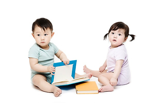 포토 JPG 스튜디오촬영 전신 여자 어린이교육 교육 남자 어린이라이프 실내 누끼 사람 앉기 동양인 두명 옆모습 책 독서 한국인 아기 아기만 국내포토 라이프스타일 어린이 뷰포인트 모션 인종 내부 파일형식