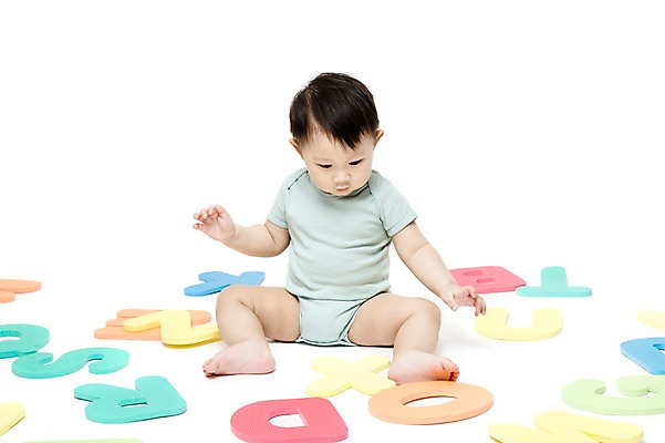 포토 JPG 스튜디오촬영 전신 문자 알파벳 영어 어린이교육 교육 남자 어린이라이프 놀이 실내 영어교육 한명 누끼 사람 앉기 동양인 앞모습 장난감 놀이용품 블록 한국인 아기 호기심 글자교육 조기교육 남자만 남자한명만 아기만 남자아기만 남자아기한명만 국내포토 1 라이프스타일 감정 어린이 뷰포인트 컨셉 모션 인종 내부 오브젝트 파일형식