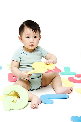 포토 JPG 스튜디오촬영 전신 문자 알파벳 영어 어린이교육 교육 남자 어린이라이프 놀이 실내 영어교육 한명 들기 누끼 사람 앉기 동양인 앞모습 장난감 놀이용품 블록 한국인 아기 글자교육 조기교육 남자만 남자한명만 아기만 남자아기만 남자아기한명만 국내포토 1 라이프스타일 어린이 뷰포인트 모션 인종 내부 오브젝트 파일형식