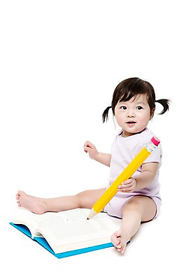 포토 JPG 스튜디오촬영 전신 응시 여자 어린이교육 교육 어린이라이프 실내 한명 미소 웃음 들기 누끼 사람 앉기 동양인 옆모습 책 연필 쌓기 한국인 아기 여자만 여자한명만 아기만 여자아기만 여자아기한명만 국내포토 1 라이프스타일 시선 어린이 뷰포인트 모션 학용품 표정 인종 내부 필기구 파일형식