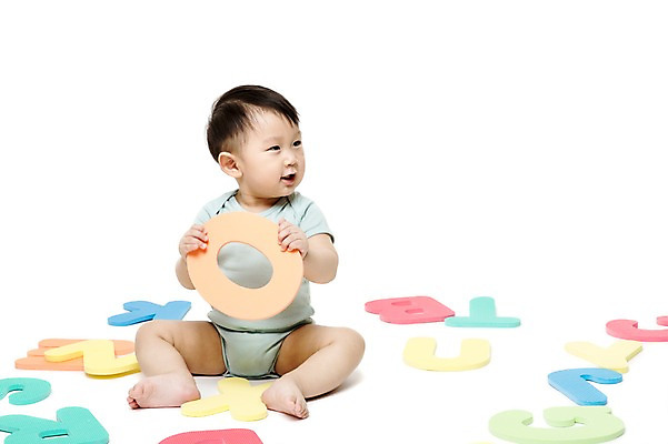 포토 JPG 스튜디오촬영 전신 문자 알파벳 영어 응시 어린이교육 교육 남자 어린이라이프 놀이 실내 영어교육 한명 들기 누끼 사람 앉기 동양인 앞모습 장난감 놀이용품 블록 한국인 아기 글자교육 조기교육 남자만 남자한명만 아기만 남자아기만 남자아기한명만 국내포토 1 라이프스타일 시선 어린이 뷰포인트 모션 인종 내부 오브젝트 파일형식