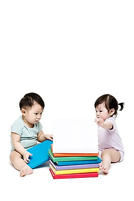 포토 JPG 스튜디오촬영 전신 응시 여자 어린이교육 교육 남자 어린이라이프 실내 누끼 사람 앉기 동양인 두명 책 독서 쌓기 한국인 아기 호기심 아기만 국내포토 라이프스타일 시선 감정 어린이 컨셉 모션 인종 내부 파일형식