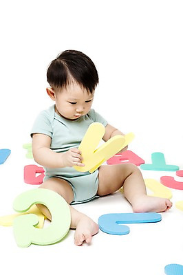 포토 JPG 스튜디오촬영 전신 문자 알파벳 영어 응시 어린이교육 교육 남자 어린이라이프 놀이 실내 영어교육 한명 들기 누끼 사람 앉기 동양인 앞모습 장난감 놀이용품 블록 한국인 아기 호기심 글자교육 조기교육 남자만 남자한명만 아기만 남자아기만 남자아기한명만 국내포토 1 라이프스타일 시선 감정 어린이 뷰포인트 컨셉 모션 인종 내부 오브젝트 파일형식