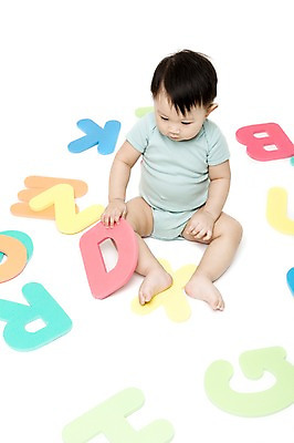 포토 JPG 스튜디오촬영 전신 문자 알파벳 영어 어린이교육 교육 남자 어린이라이프 놀이 실내 영어교육 한명 누끼 사람 앉기 동양인 앞모습 장난감 놀이용품 블록 한국인 아기 호기심 글자교육 조기교육 남자만 남자한명만 아기만 남자아기만 남자아기한명만 국내포토 1 라이프스타일 감정 어린이 뷰포인트 컨셉 모션 인종 내부 오브젝트 파일형식